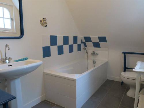 La salle de bains est pourvue d'une baignoire, d'un lavabo et de toilettes. dans l'établissement Appartement Trégastel, 2 pièces, 4 personnes - FR-1-368-192, à Trégastel
