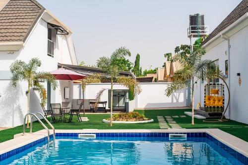 um quintal com uma piscina e uma casa em Alder studio Apt+Gym+Snooker board. Rhodabode Nile em Abuja