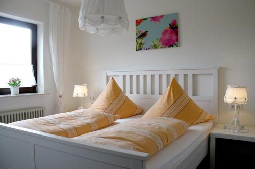 En eller flere senger på et rom på Kastanienhof Apartment und Restaurant