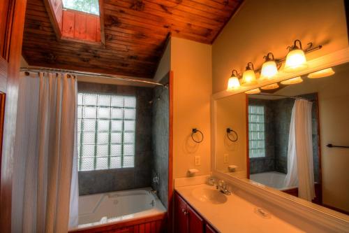 Koupelna v ubytování Algonquin Cottage