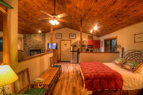 Postel nebo postele na pokoji v ubytování Algonquin Cottage