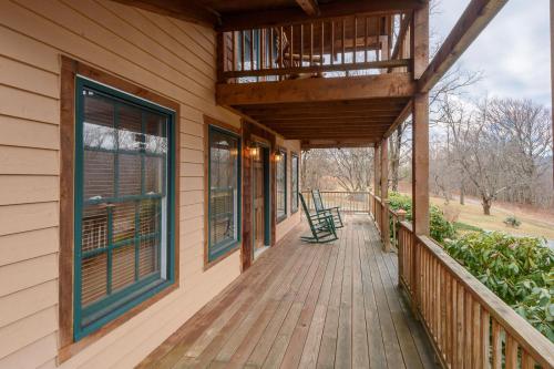 Un balcón o terraza de Appalachian Escape