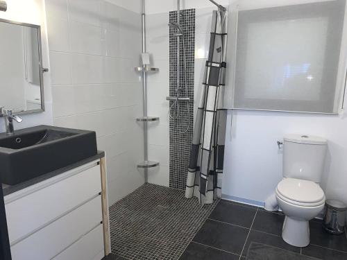 Photo de la galerie de l'établissement Villa bois à 500m plage avec jardin clos, WIFI et parking - Ile Grande - FR-1-368-215, à Pleumeur-Bodou