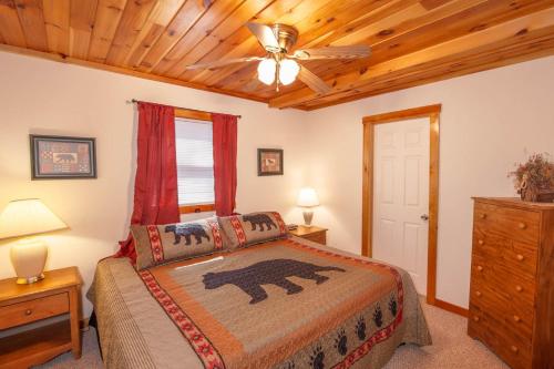 een slaapkamer met een bed en een plafondventilator bij Appalachian View in Todd