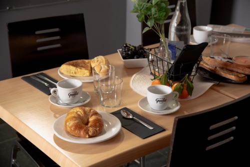 una mesa con platos de repostería y tazas de café en Hotel La Parada, en Getafe