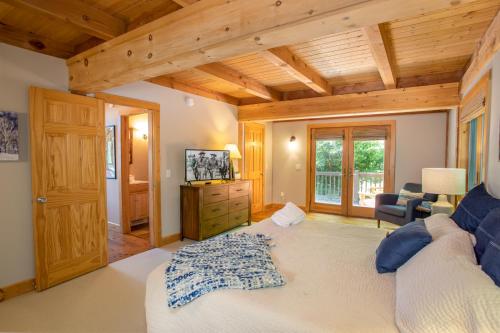 um quarto grande com uma cama grande e uma televisão em Bald Mountain Lodge em Todd