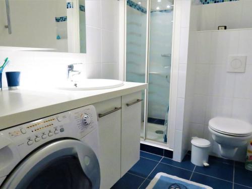 une salle de bain avec une machine à laver et un lavabo dans l'établissement Bel appartement 3* avec vue mer, WIFI et parking à Perros-Guirec - FR-1-368-219, à Perros-Guirec