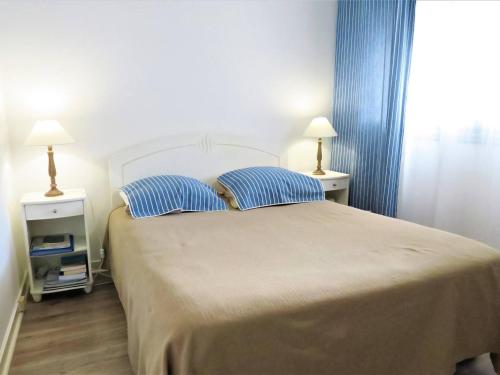 une chambre avec un grand lit avec deux oreillers dans l'établissement Bel appartement 3* avec vue mer, WIFI et parking à Perros-Guirec - FR-1-368-219, à Perros-Guirec