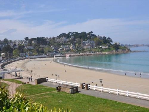 Photo de la galerie de l'établissement Maison avec Jardin Clôturé, Parking, Proche Centre de Perros-Guirec, Quartier Calme - FR-1-368-218, à Perros-Guirec