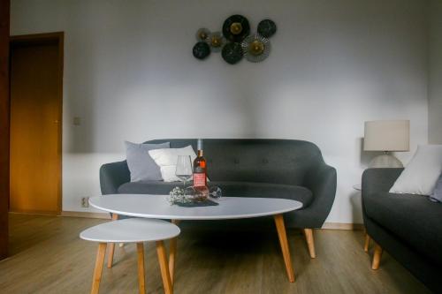 uma sala de estar com um sofá e uma mesa em Ferienhaus Bomeier em Wernigerode