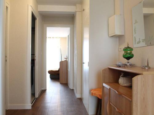 un couloir menant à une chambre avec un couloir dans l'établissement Appartement T2 Cabine 6 pers avec balcon, à deux pas de la mer et des commerces - La Baule - FR-1-245-136, à La Baule