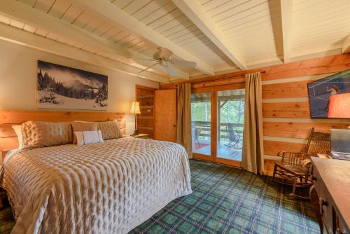 een slaapkamer met een bed en een groot raam bij Big Timber Creek Cabin in Sugar Grove