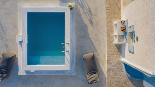 een badkamer met een blauwe douche en een spiegel bij SAIL VILLA in Naousa