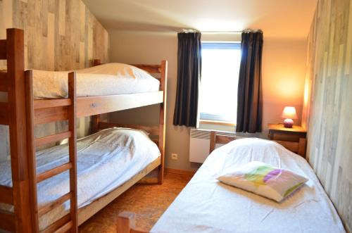 デュルビュイにあるGîte Wellness "Le Poirier"の窓付きの客室で、二段ベッド2台が備わります。