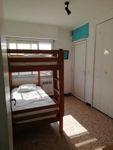 une chambre avec deux lits superposés et une fenêtre dans l'établissement Résidence Stella Maris, à Antibes
