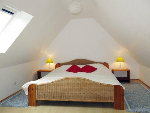 - une chambre avec un lit doté d'oreillers rouges dans l'établissement Maison de pêcheur 2** à Trégastel, proche mer avec Wifi, jardin et parking privé - FR-1-542-17, à Trégastel