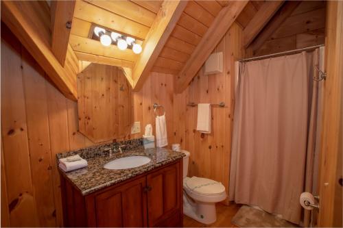 - une salle de bains pourvue d'un lavabo et de toilettes dans une cabine dans l'établissement Blessed Way Escape, à West Jefferson