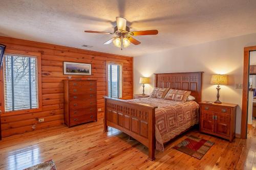 Un dormitorio con una cama y un ventilador de techo. en Blue Mist, en Blowing Rock