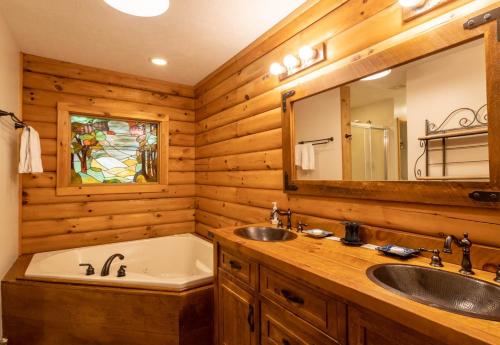 Un baño con bañera, lavabo y bañera. en Blue Mist, en Blowing Rock