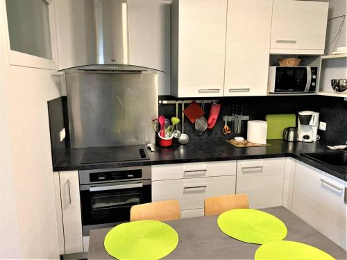 Appartement rénové, bien équipé à 500m de la plage de Trestrignel et du centre-ville de Perros-Guirec - FR-1-368-241