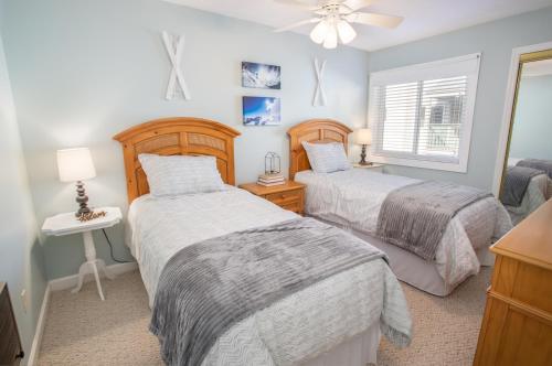 una camera da letto con due letti e una finestra di Condo at Pinnacle Inn Resort a Beech Mountain