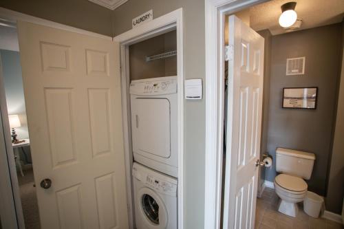 una piccola lavanderia con lavatrice e asciugatrice di Condo at Pinnacle Inn Resort a Beech Mountain