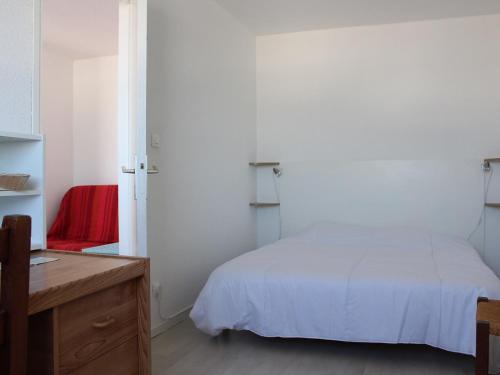 Säng eller sängar i ett rum på Appartement La Rochelle, 2 pièces, 3 personnes - FR-1-246-541