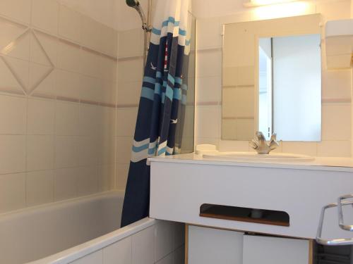 Ett badrum på Appartement La Rochelle, 2 pièces, 3 personnes - FR-1-246-541