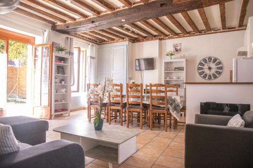 un salon avec une table et une salle à manger dans l'établissement Gite les Pandas, à Chémery