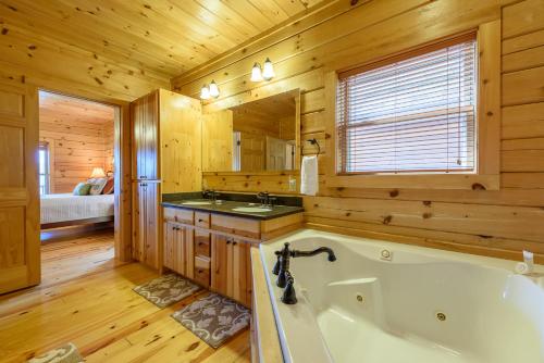 een houten badkamer met een bad en een wastafel bij Elk Knob Cabin in Boone