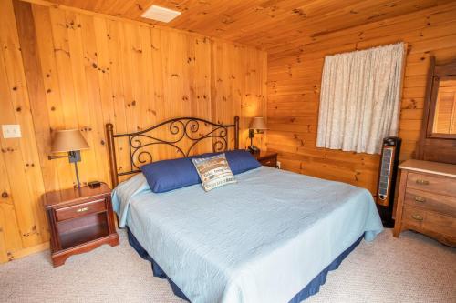 מיטה או מיטות בחדר ב-Eagles Peak