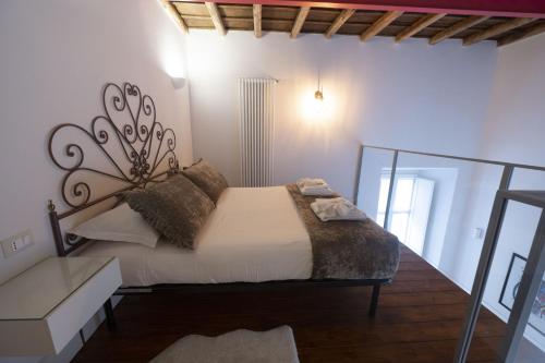 - une chambre avec un grand lit dans l'établissement Charm and Style by Campo de Fiori, à Rome