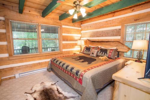 um quarto com uma cama num chalé de madeira em Fox Haven em Seven Devils