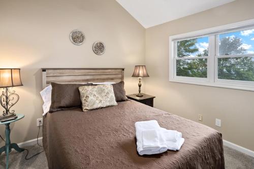 een slaapkamer met een bed met twee handdoeken erop bij Gloria Hill in Beech Mountain