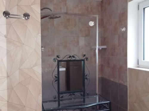 La salle de bains est pourvue d'une douche et d'un miroir. dans l'établissement Maison Trébeurden, 4 pièces, 6 personnes - FR-1-368-273, à Trébeurden