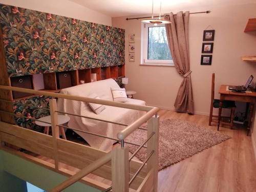 - une chambre avec des lits superposés et un mur fleuri dans l'établissement Villa bois avec jardin, terrasse, WIFI, proche centre et plage à Trébeurden - FR-1-368-273, à Trébeurden
