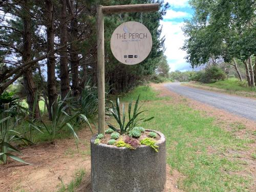 una señal que lee la retirada al lado de una carretera en The Perch en Houhora