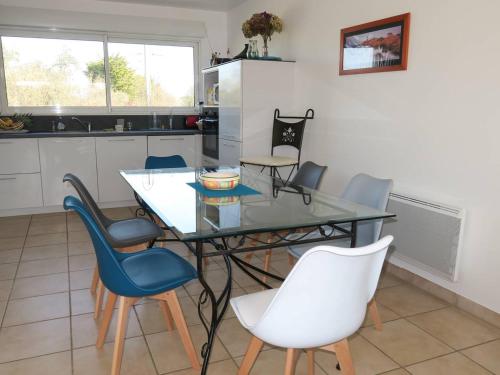 une cuisine avec une table et des chaises en verre dans l'établissement Maison 3* à 350m de la mer, jardin sud, terrasse, 3 chambres, parking, vélos dispo à Trégastel - FR-1-368-289, à Trégastel