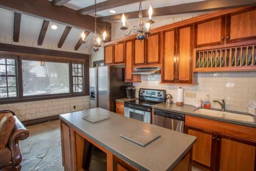 Honeymoon Cottage at Chateau DuMont – Photos 3