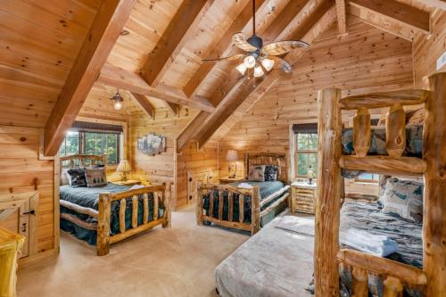 Dormitorio en cabaña de madera con 2 literas en Lake Haven Lodge, en Wilkesboro