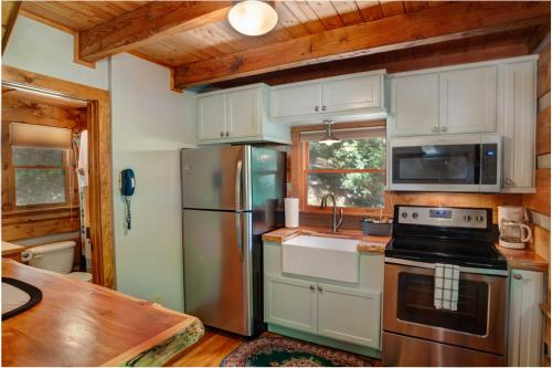 Η κουζίνα ή μικρή κουζίνα στο Little Timber Creek Cabin