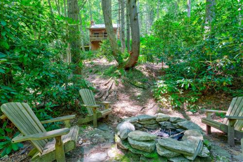 Κήπος έξω από το Little Timber Creek Cabin