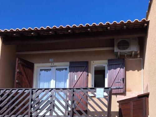 Appartement T4 climatisé, 6 couchages, balcon, proche commerces et plage, parking, situé à Port Leucate - FR-1-81-544