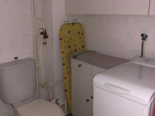 La petite salle de bains est pourvue de toilettes et d'un réfrigérateur. dans l'établissement Appartement T4 climatisé, 6 couchages, balcon, proche commerces et plage, parking, situé à Port Leucate - FR-1-81-544, à Leucate
