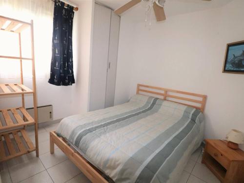 une petite chambre avec un lit et une fenêtre dans l'établissement Appartement Confort 6 Pers, Cabine, Parking, Piscine, Aire de Jeux – Le Grau-du-Roi - FR-1-307-176, au Grau-du-Roi