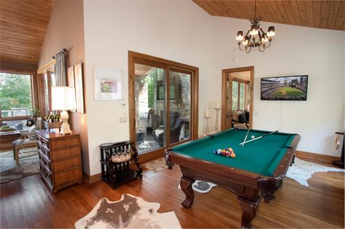 Biliár nebo kulečník v ubytování Misty Mountain Manor