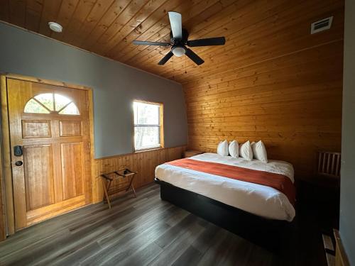 a bedroom with a bed and a ceiling fan at Canyon Lakeview Resort in Canyon Lake