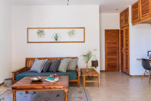Ruang duduk di Nautilus Surf & Yoga Villas Santa Teresa