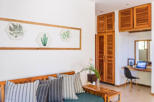 een woonkamer met een bank en een tafel bij Nautilus Surf & Yoga Villas Santa Teresa in Santa Teresa Beach