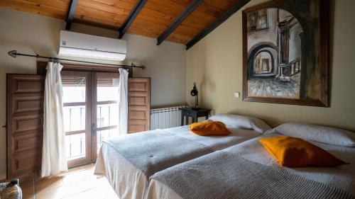 Un dormitorio con una cama grande y una ventana en Casa Rural Andrea en Horche